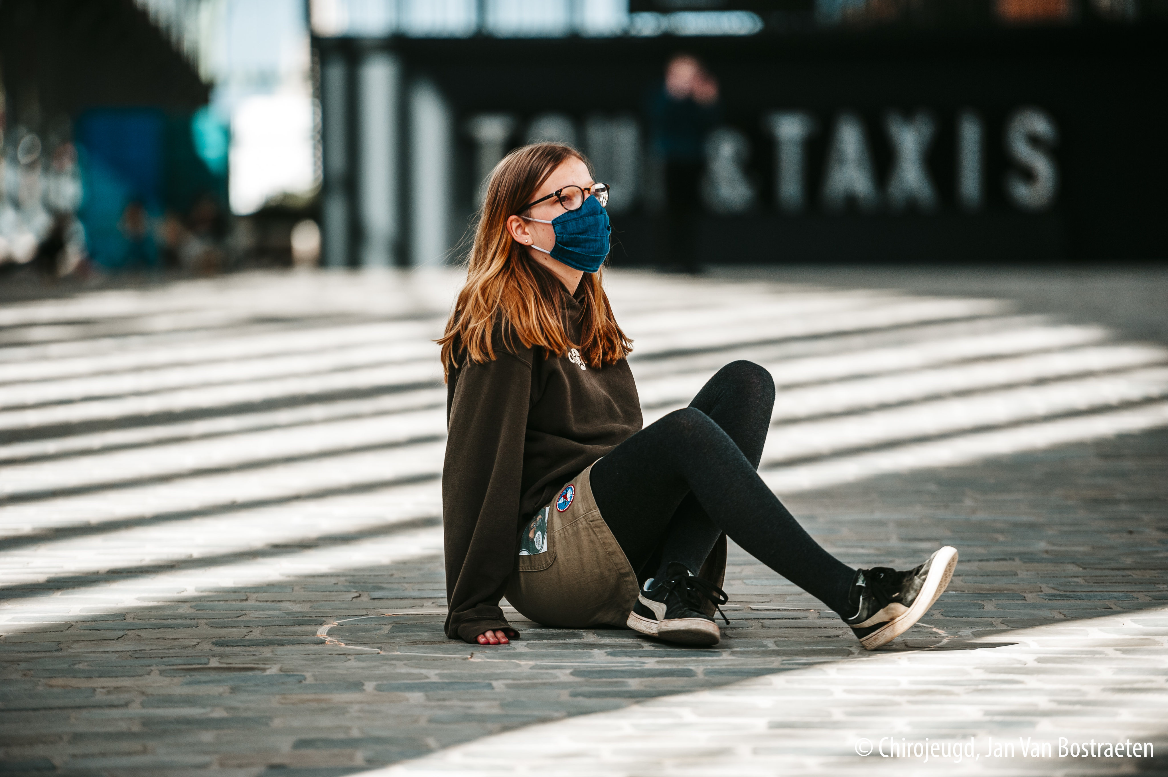 meisje, cirkel, chiro, mondmasker