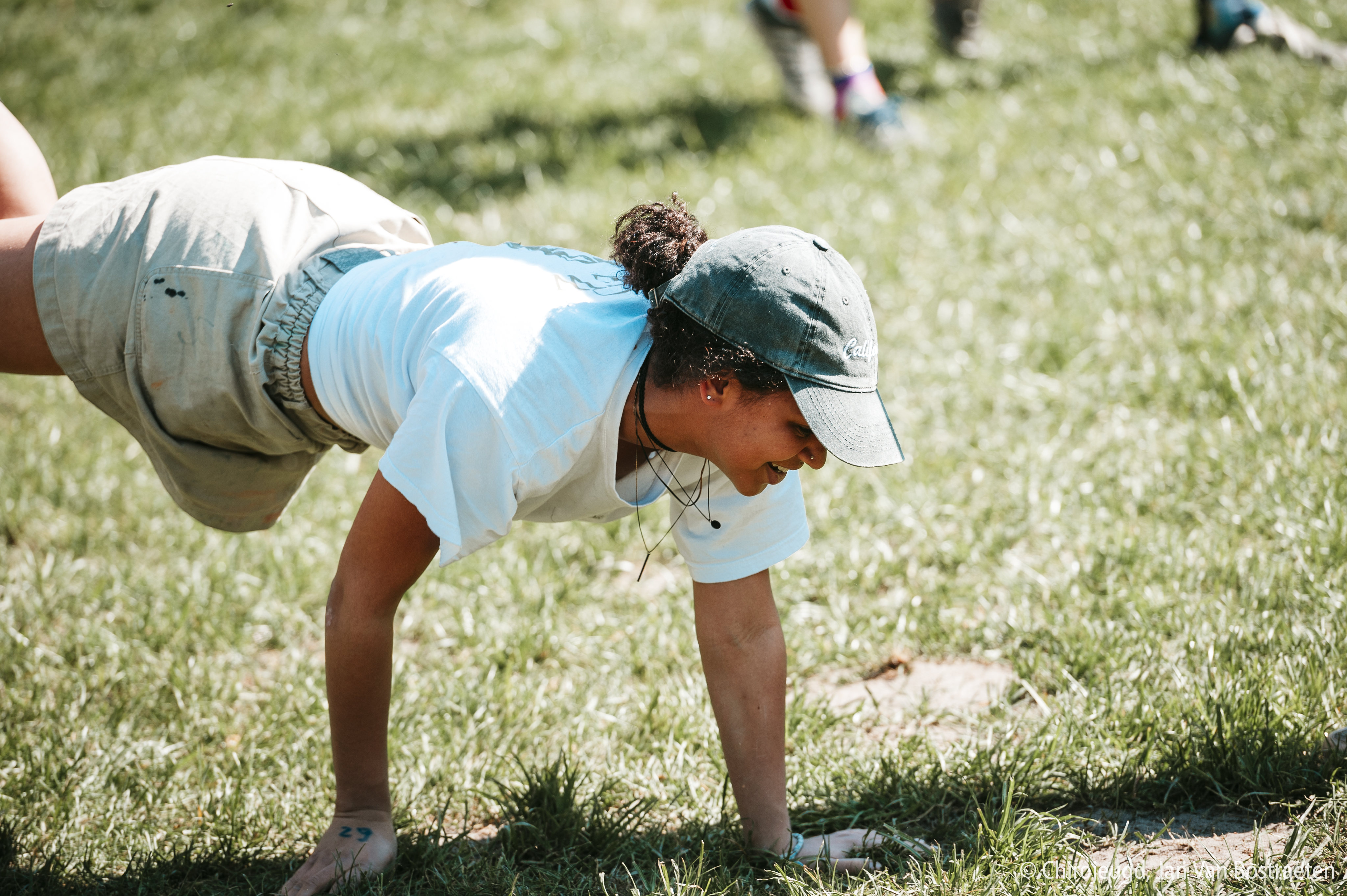 vrouw, gras, pet, buiten, kruiwagen