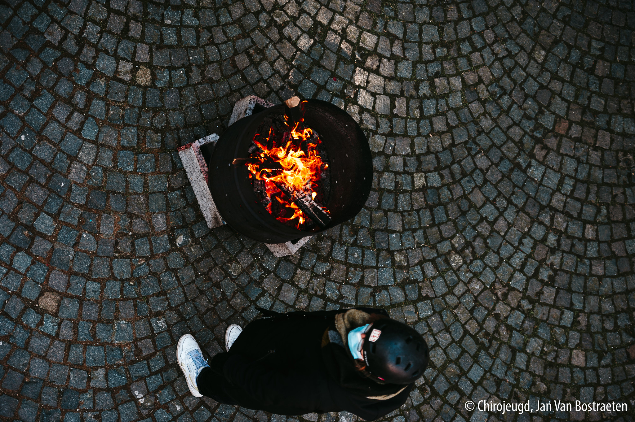 Iemand aan een vuurtje in ton