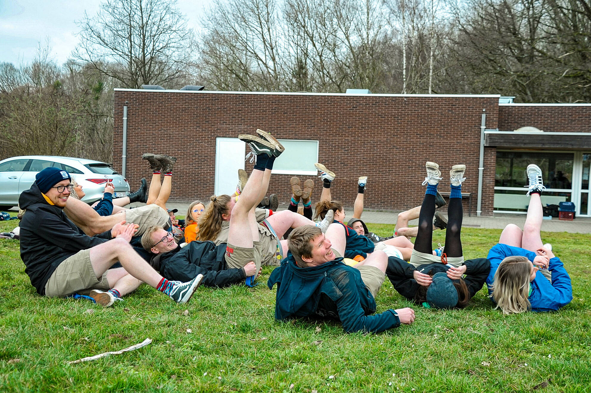 Spel waarbij iedereen op de grond moet liggen