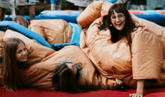 3 vrouwen in een sumopak
