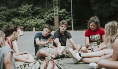 Groepje leiding in een kring
