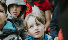 Twee Chirokindjes die naar boven kijken