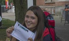 Meisje met papier