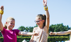 Chirokinderen die armen in de lucht steken