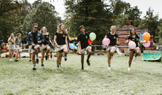Chiroleiding doet dansje met balonnen