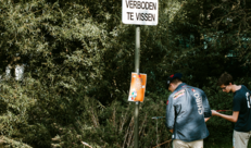 Twee leiding aan het vissen in een blauwe schelp