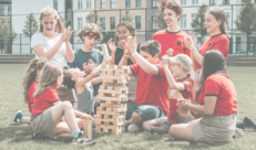 Chirojongeren spelen Yenga