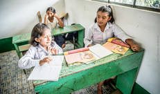 meisjes aan schoolbank 