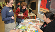 2 meisjes aan infostand