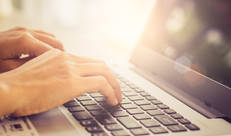 vrouw aan computer