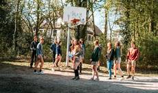 Groep Chiroleiding op basketbalveld