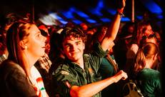 Dansende leider in volle tent
