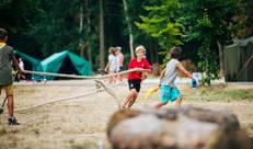 Spelende kinderen op bivak