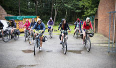 Met de fiets op pad in groep