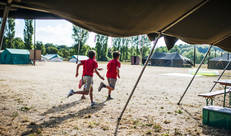Kinderen lopen over het kampterrein