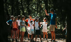 Kinderen staan klaar om een spel te beginnen spelen in het bos