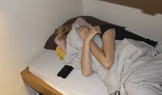 Iemand die in bed legt