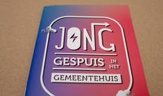 Jong gepuis in het gemeentehuis brochure