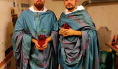 Twee leiders verkleed als religieuze figuren