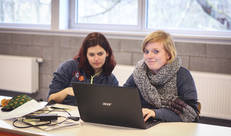Twee vrouwen achter een computer
