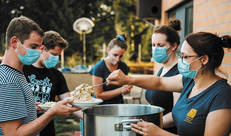 Kookploeg eten aan het opscheppen