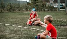 Kinderen zitten aan twee kanten van een touw