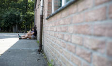 Zitten tegen muur