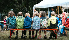 Kinderen op een rijtje op een bank
