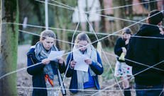Twee meisjes bestuderen een blad papier