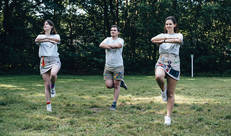 Leiding in yoga pose
