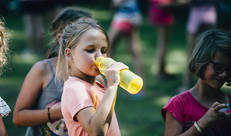 Meisje drinkt water uit een drinkbus