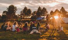 Zonsondergang op kamp