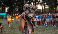 Iemand met een wolfshoofd op