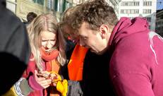 Personen kijken op smartphone