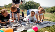 Kinderen spelen naald en draad
