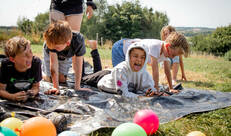 Kinderen spelen naald en draad