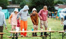Kinderen zingen op een bank