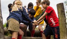 Kinderen steken de handen bij elkaar