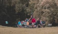 Groep komt aangewandeld