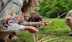 Scoutsleidster Auke speelt een spel met haar leden
