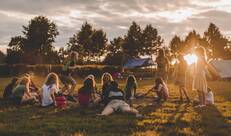 Chiroleiding spelen bij zonsondergang