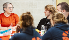 Vier deelnemers volgen een workshop 