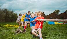 Kinderen trekken aan touw.