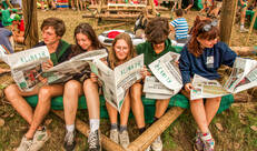 Chiroleiding leest een krant op Krinkel