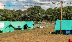 veld met tenten