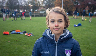 Rakker poseert op het voetbalveld