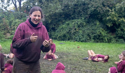 Keti poseert voor spelende groep