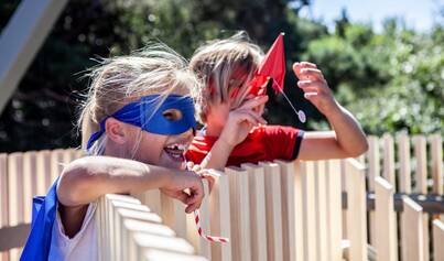 kinderen spelen met complimentenraket