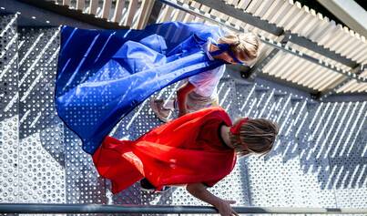 Twee kinderen met de heldencape